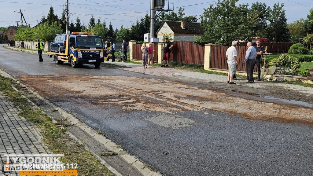 W Stalach BMW staranowało ogrodzenie posesji