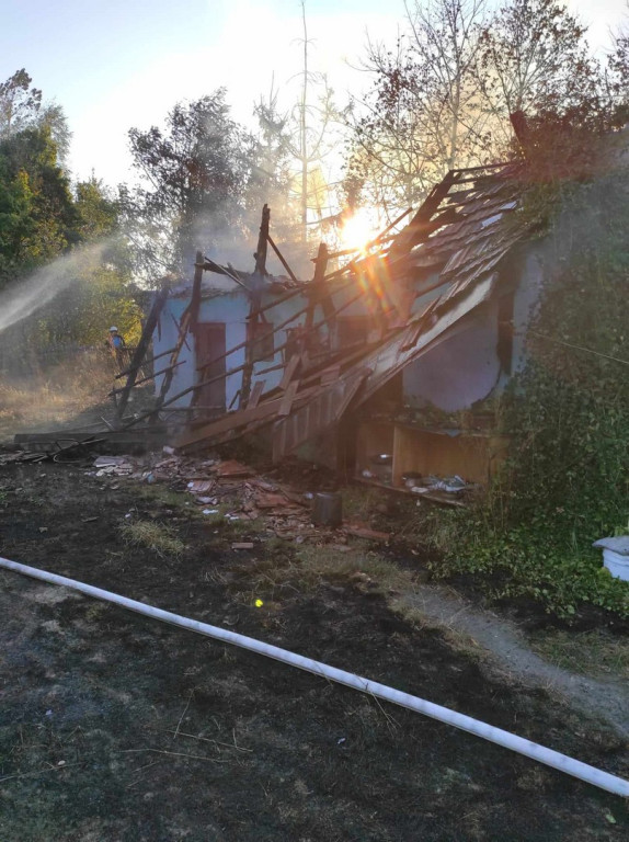 Powalone drzewa i pożar lasu w pow. staszowskim