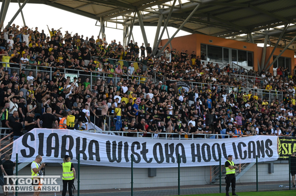 Zadyma na meczu Siarka Tarnobrzeg - Sandecja