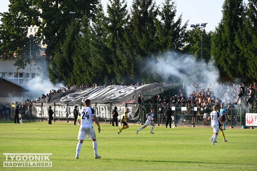 Zadyma na meczu Siarka Tarnobrzeg - Sandecja