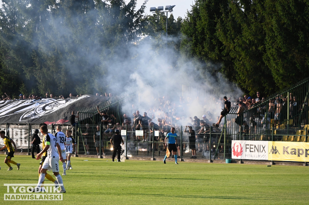 Zadyma na meczu Siarka Tarnobrzeg - Sandecja