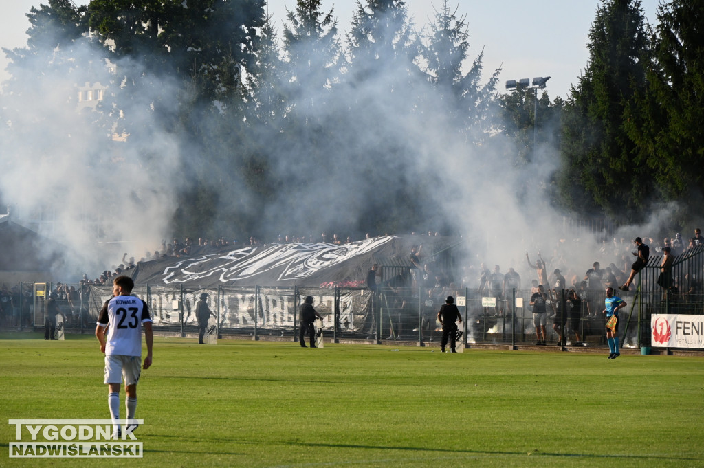 Zadyma na meczu Siarka Tarnobrzeg - Sandecja