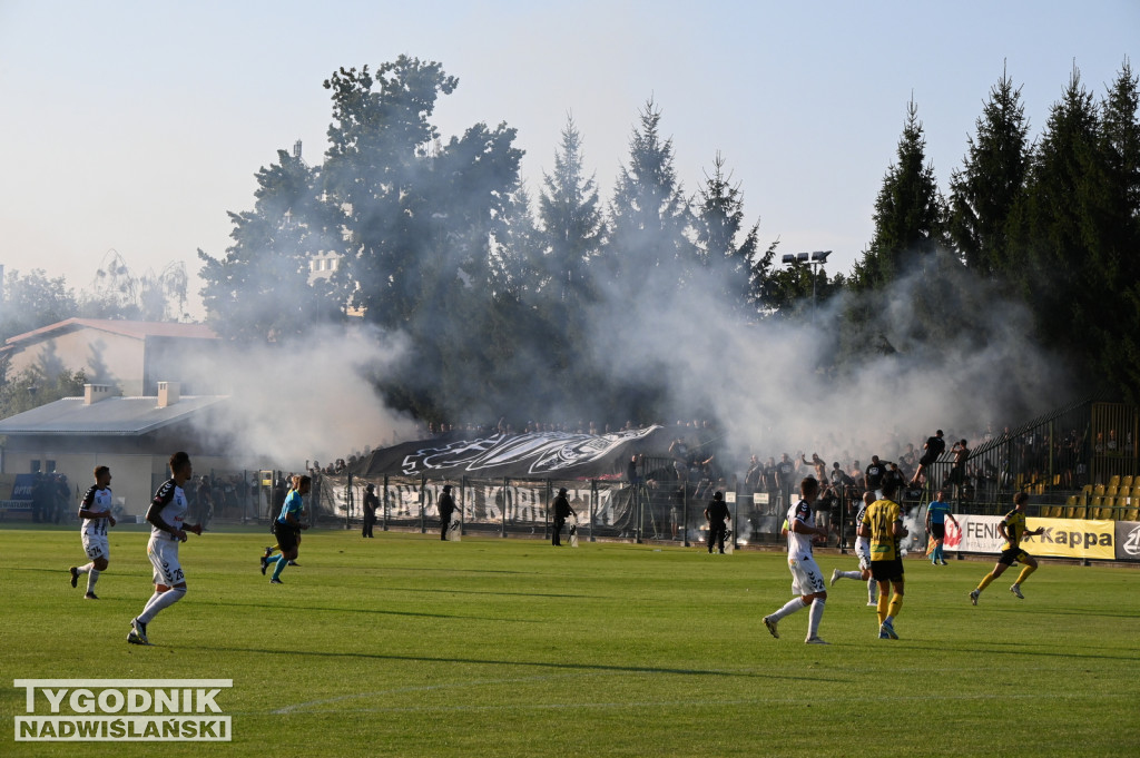 Zadyma na meczu Siarka Tarnobrzeg - Sandecja