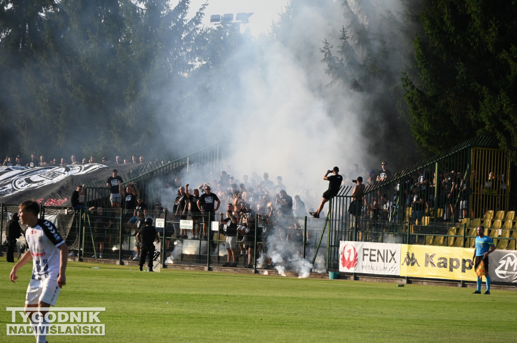 Zadyma na meczu Siarka Tarnobrzeg - Sandecja