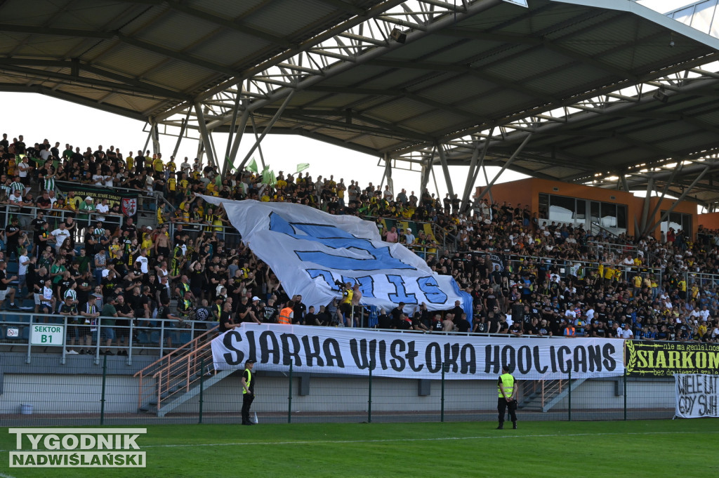 Zadyma na meczu Siarka Tarnobrzeg - Sandecja