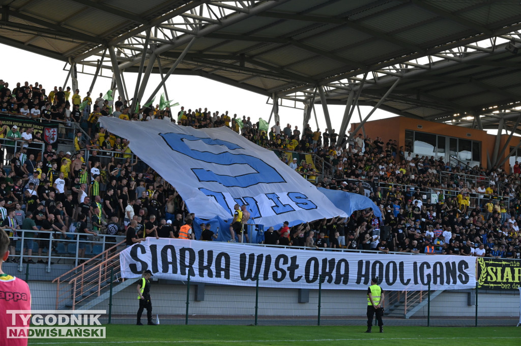 Zadyma na meczu Siarka Tarnobrzeg - Sandecja