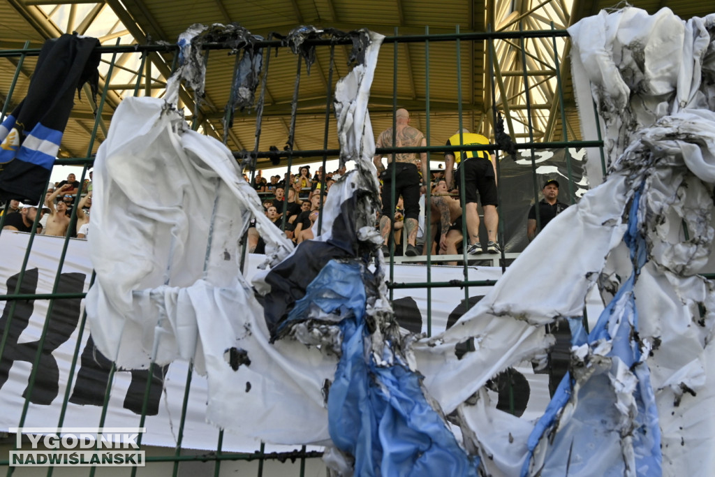 Zadyma na meczu Siarka Tarnobrzeg - Sandecja