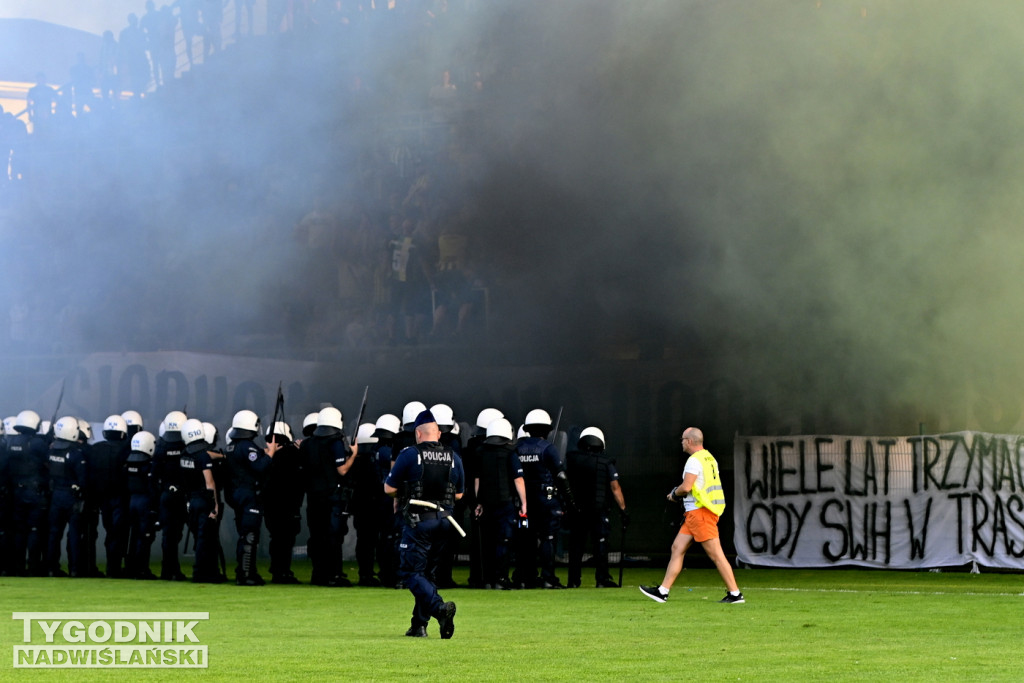 Zadyma na meczu Siarka Tarnobrzeg - Sandecja