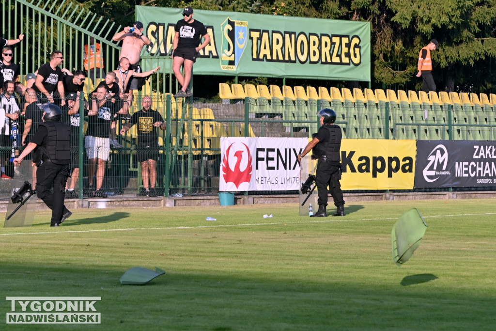 Zadyma na meczu Siarka Tarnobrzeg - Sandecja