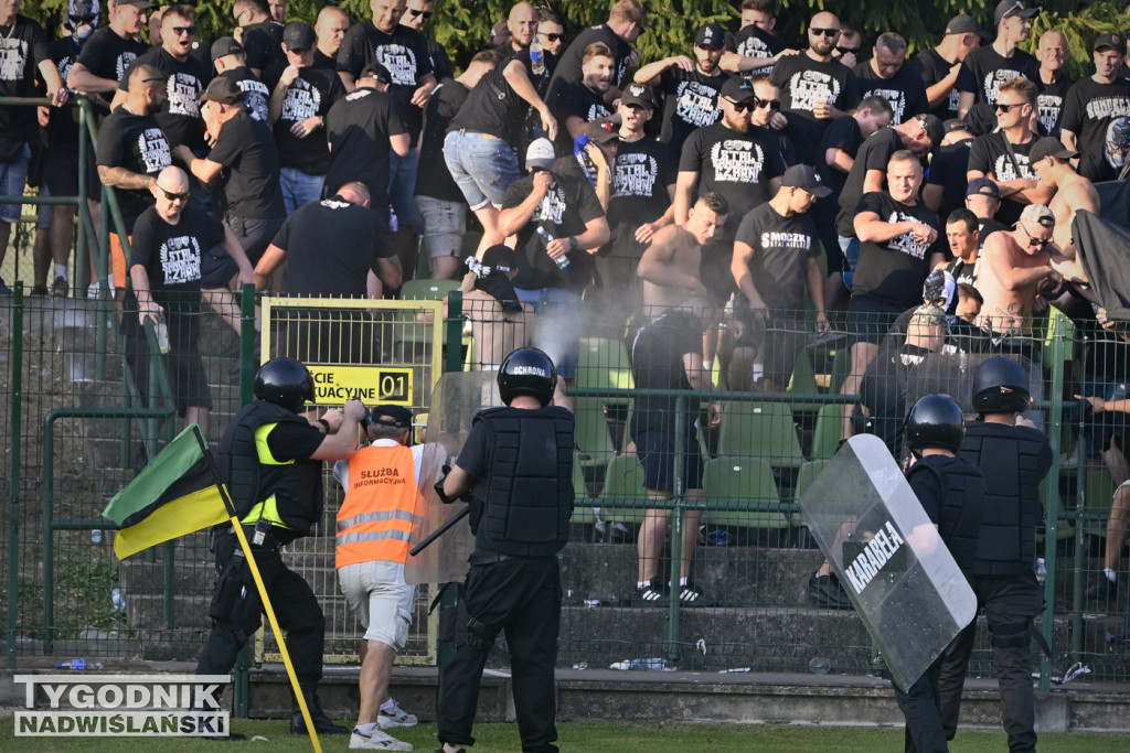 Zadyma na meczu Siarka Tarnobrzeg - Sandecja