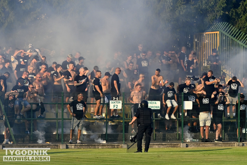 Zadyma na meczu Siarka Tarnobrzeg - Sandecja