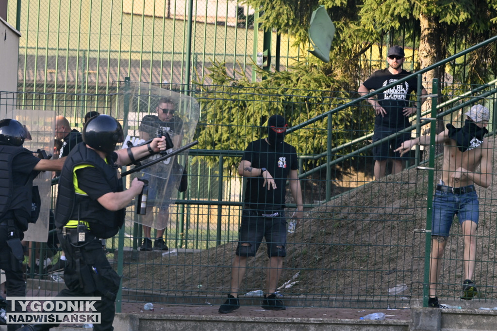 Zadyma na meczu Siarka Tarnobrzeg - Sandecja