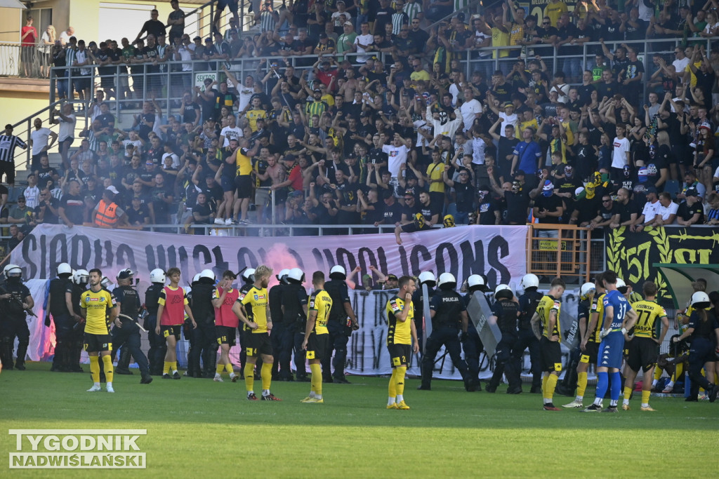 Zadyma na meczu Siarka Tarnobrzeg - Sandecja