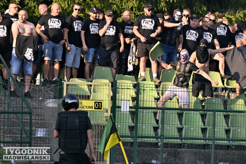 Zadyma na meczu Siarka Tarnobrzeg - Sandecja