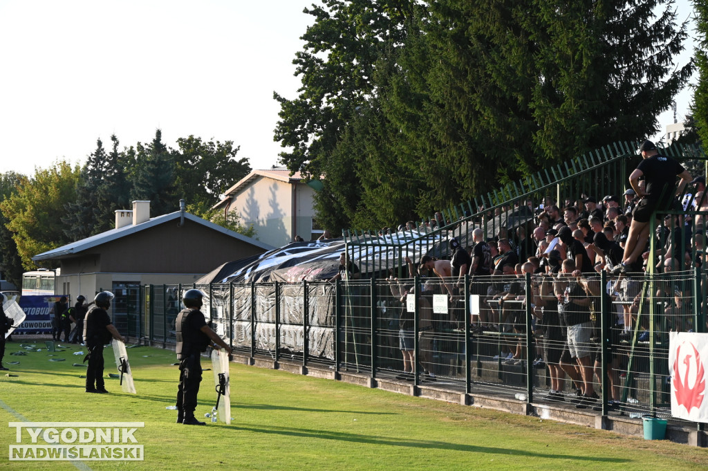 Zadyma na meczu Siarka Tarnobrzeg - Sandecja