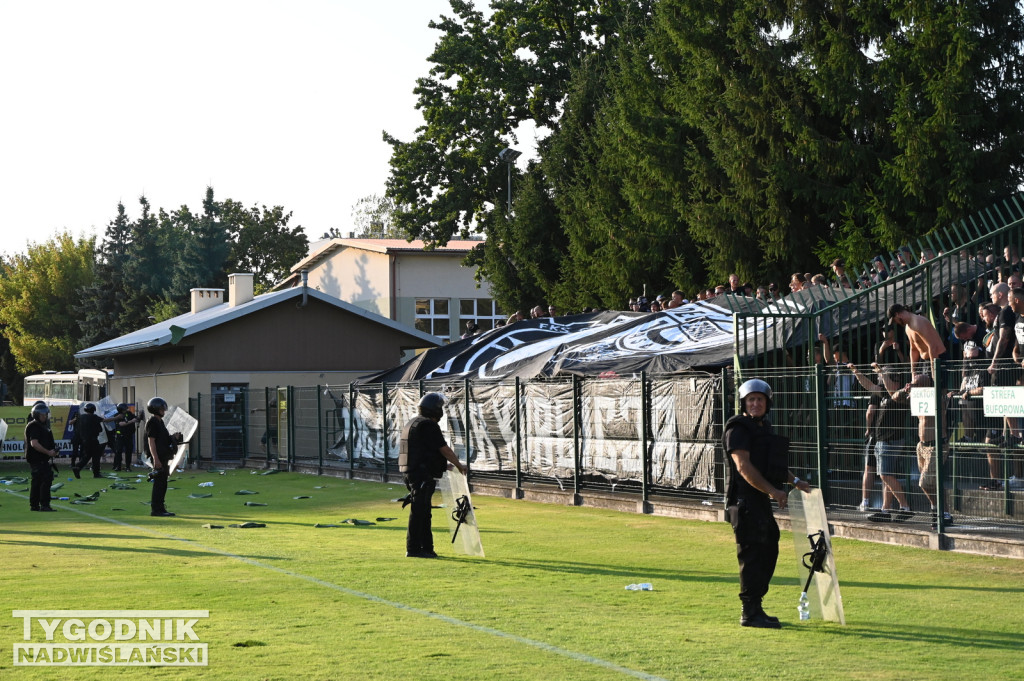 Zadyma na meczu Siarka Tarnobrzeg - Sandecja