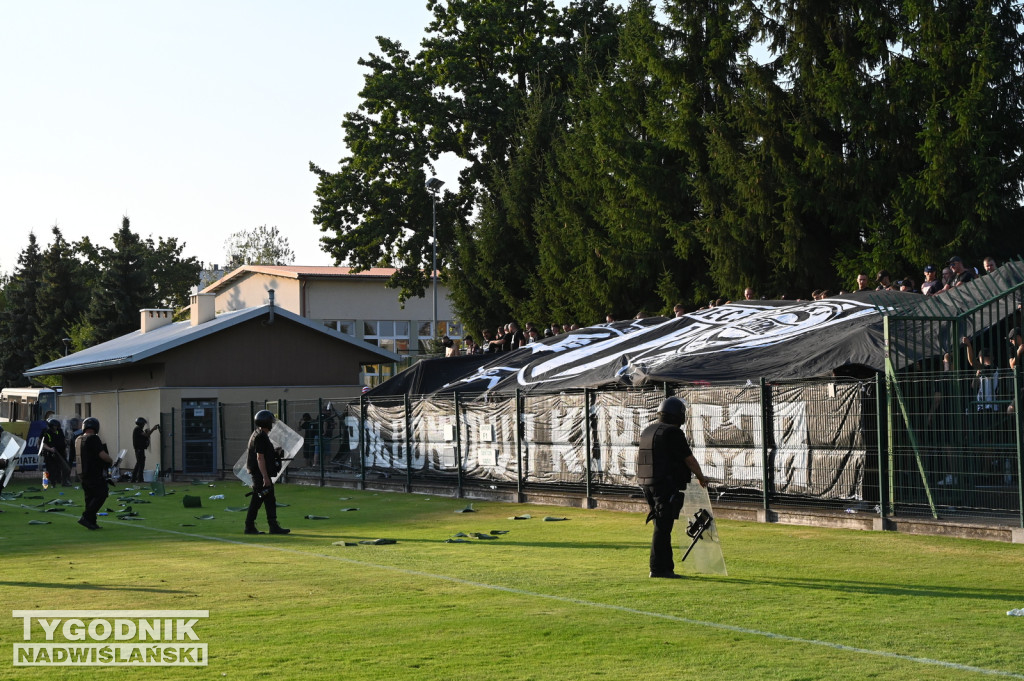 Zadyma na meczu Siarka Tarnobrzeg - Sandecja