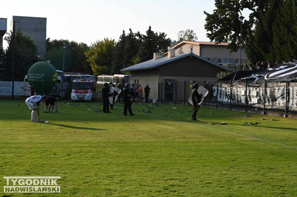 Zadyma na meczu Siarka Tarnobrzeg - Sandecja