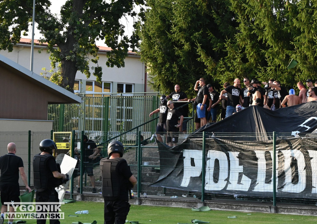 Zadyma na meczu Siarka Tarnobrzeg - Sandecja