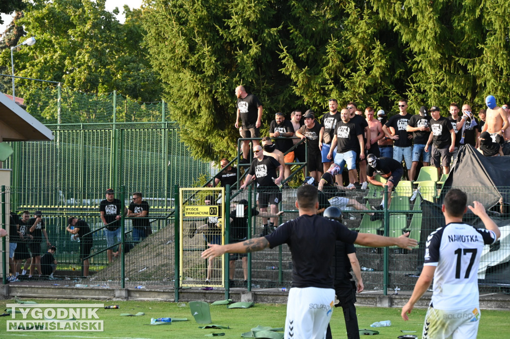 Zadyma na meczu Siarka Tarnobrzeg - Sandecja