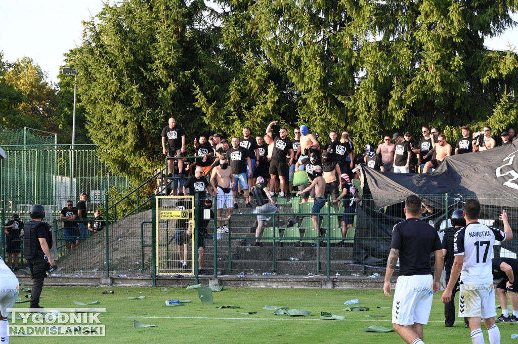 Zadyma na meczu Siarka Tarnobrzeg - Sandecja