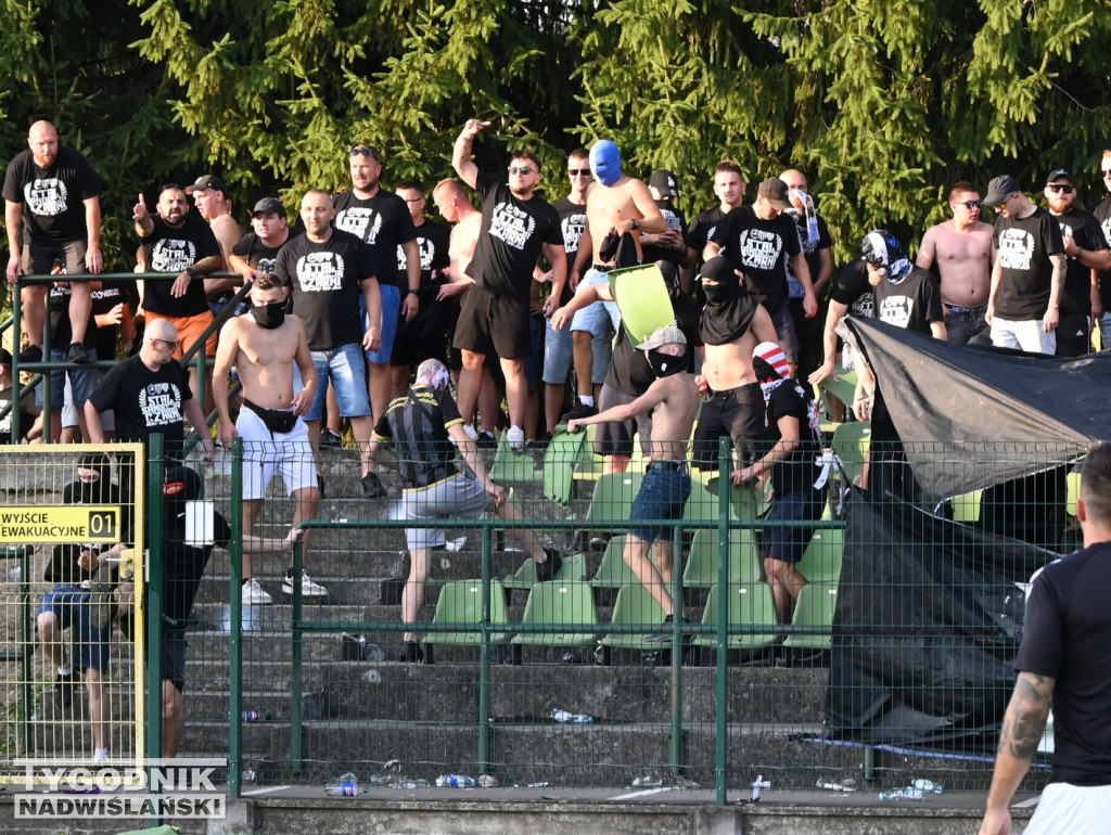 Zadyma na meczu Siarka Tarnobrzeg - Sandecja