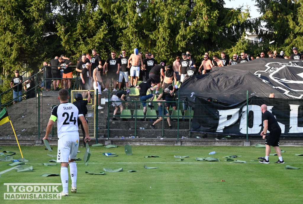 Zadyma na meczu Siarka Tarnobrzeg - Sandecja