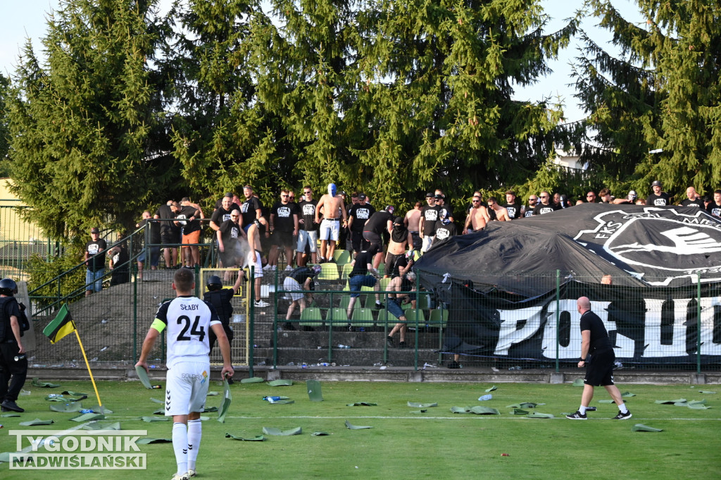 Zadyma na meczu Siarka Tarnobrzeg - Sandecja