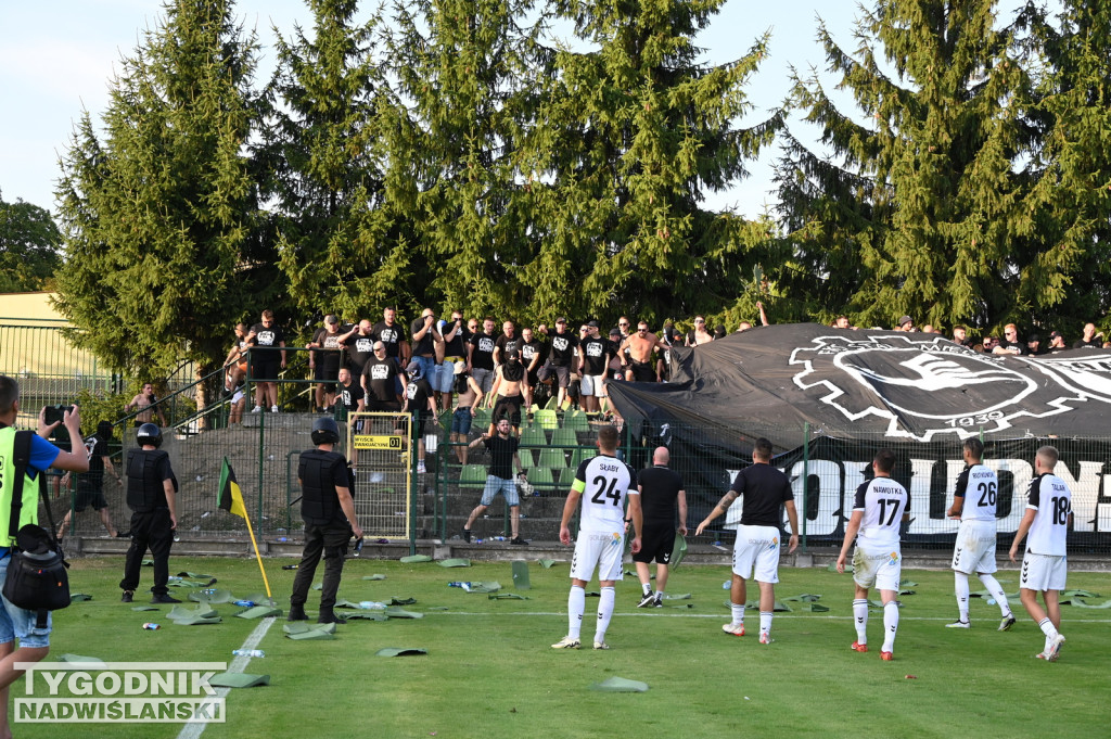 Zadyma na meczu Siarka Tarnobrzeg - Sandecja