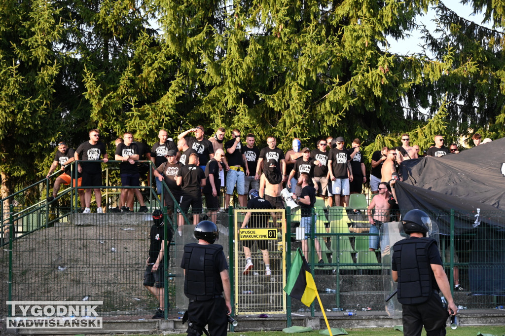 Zadyma na meczu Siarka Tarnobrzeg - Sandecja