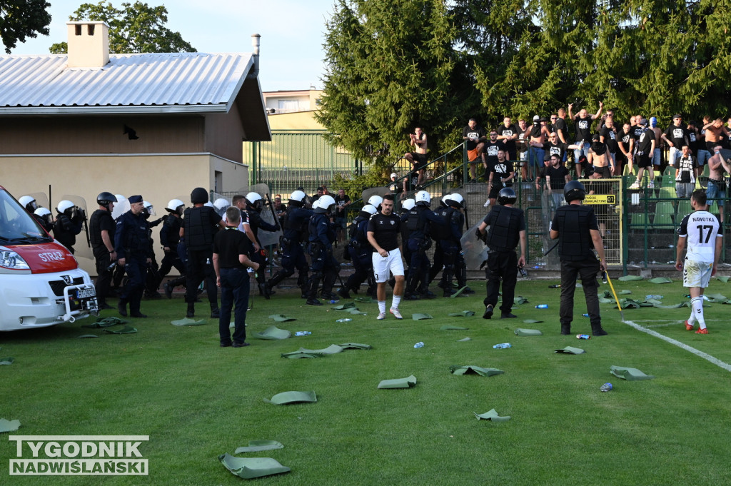 Zadyma na meczu Siarka Tarnobrzeg - Sandecja