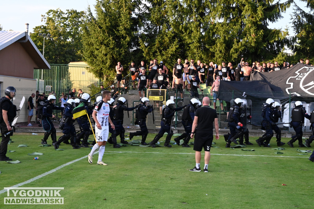 Zadyma na meczu Siarka Tarnobrzeg - Sandecja