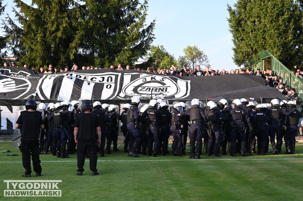 Zadyma na meczu Siarka Tarnobrzeg - Sandecja