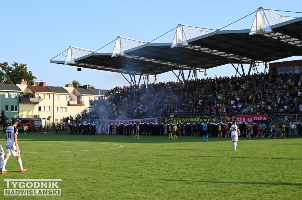 Zadyma na meczu Siarka Tarnobrzeg - Sandecja