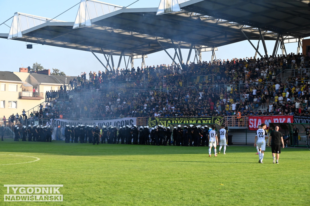 Zadyma na meczu Siarka Tarnobrzeg - Sandecja