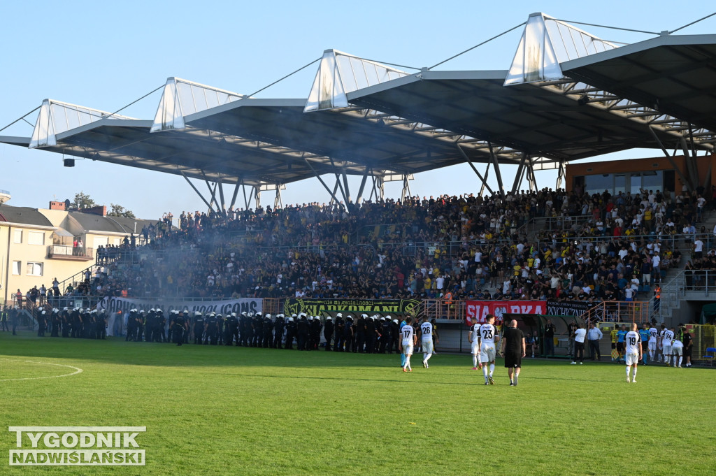 Zadyma na meczu Siarka Tarnobrzeg - Sandecja