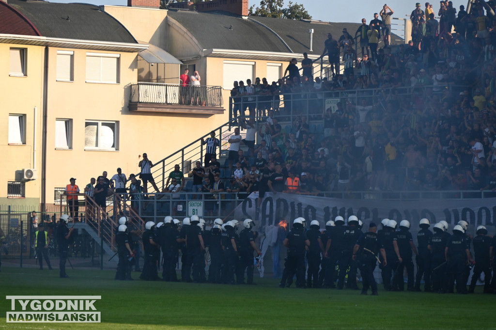 Zadyma na meczu Siarka Tarnobrzeg - Sandecja