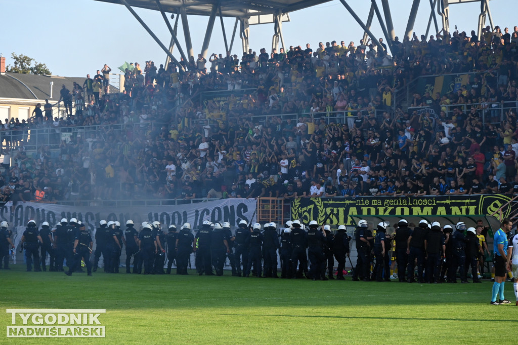 Zadyma na meczu Siarka Tarnobrzeg - Sandecja