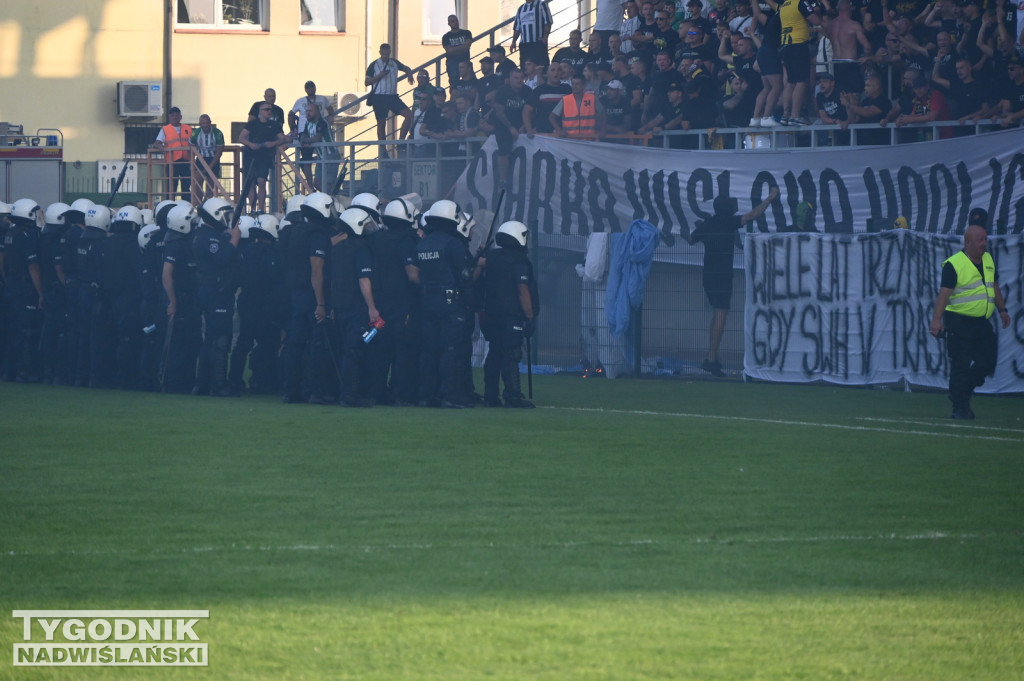 Zadyma na meczu Siarka Tarnobrzeg - Sandecja