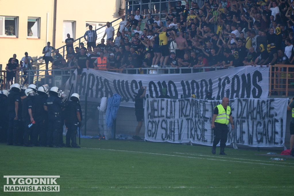 Zadyma na meczu Siarka Tarnobrzeg - Sandecja