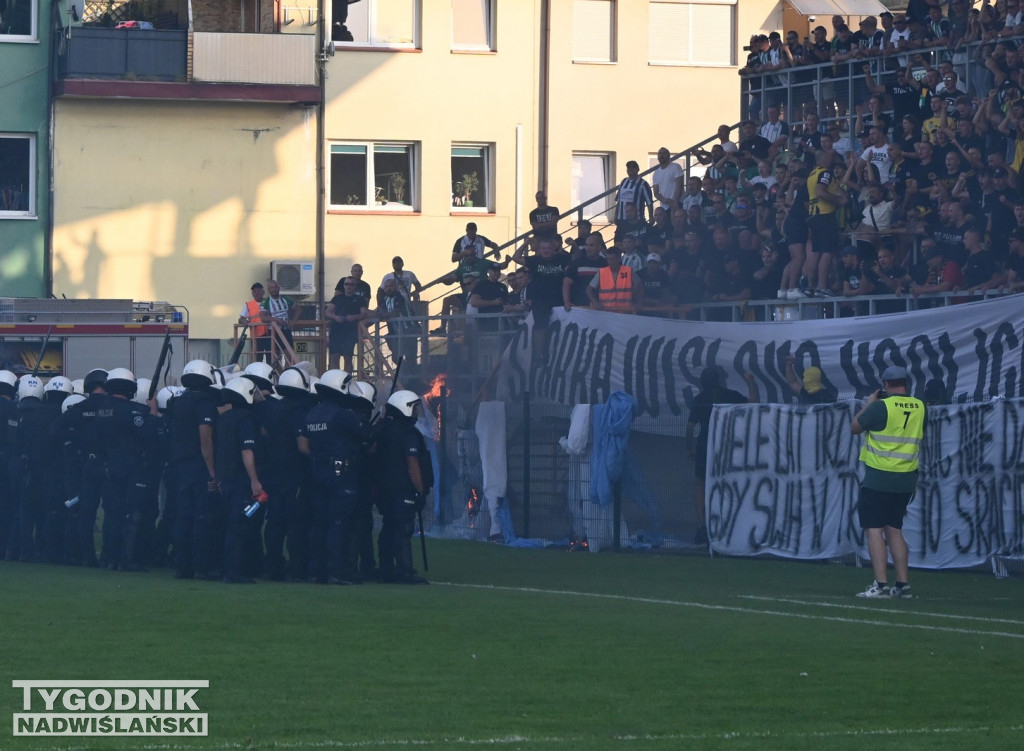 Zadyma na meczu Siarka Tarnobrzeg - Sandecja