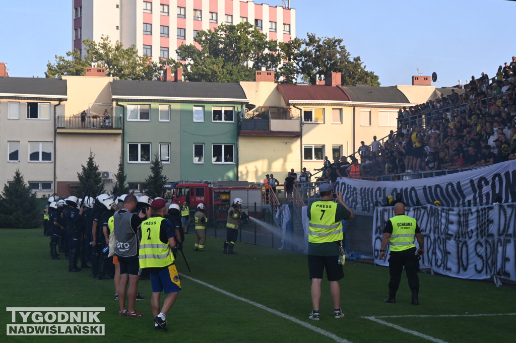 Zadyma na meczu Siarka Tarnobrzeg - Sandecja