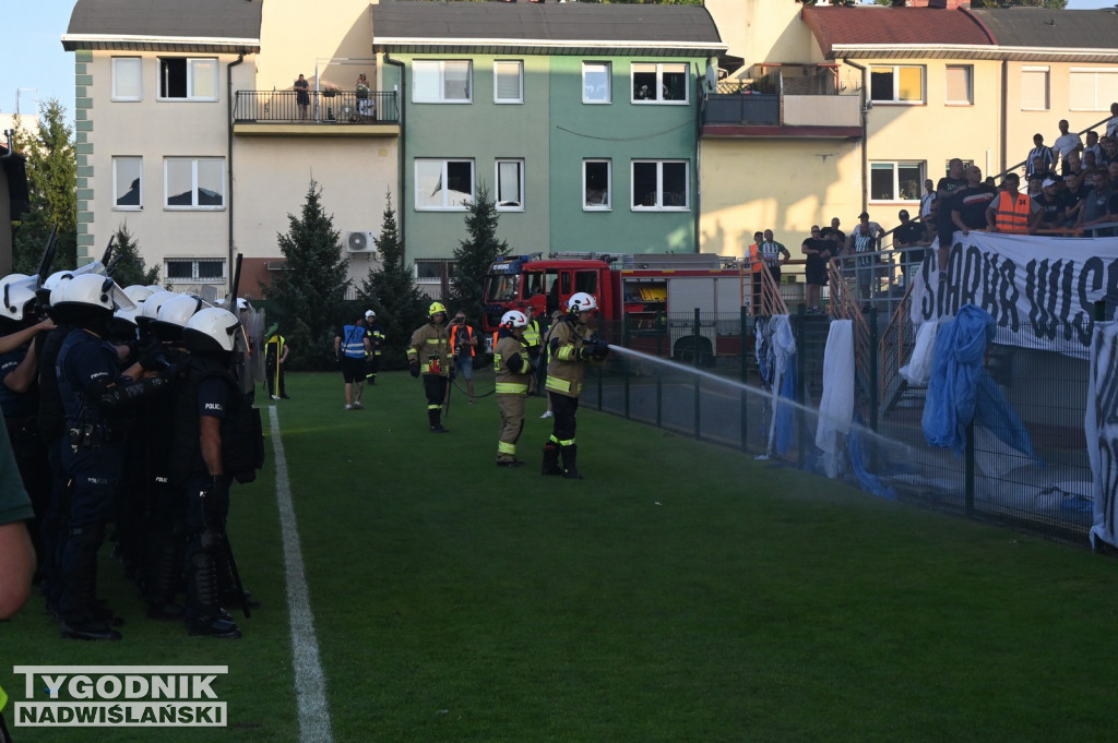 Zadyma na meczu Siarka Tarnobrzeg - Sandecja