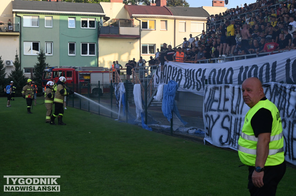 Zadyma na meczu Siarka Tarnobrzeg - Sandecja