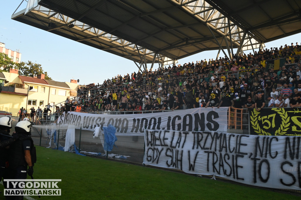 Zadyma na meczu Siarka Tarnobrzeg - Sandecja