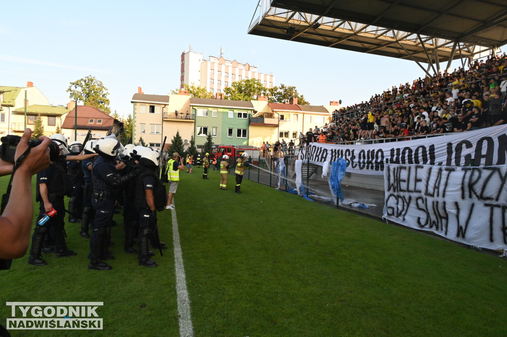 Zadyma na meczu Siarka Tarnobrzeg - Sandecja