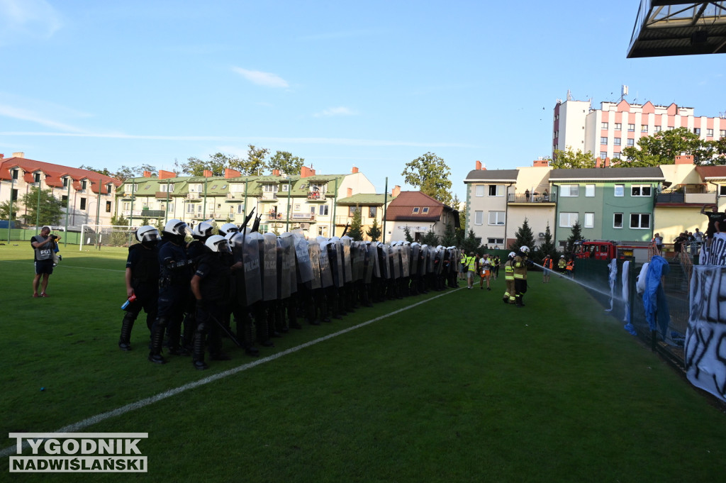 Zadyma na meczu Siarka Tarnobrzeg - Sandecja