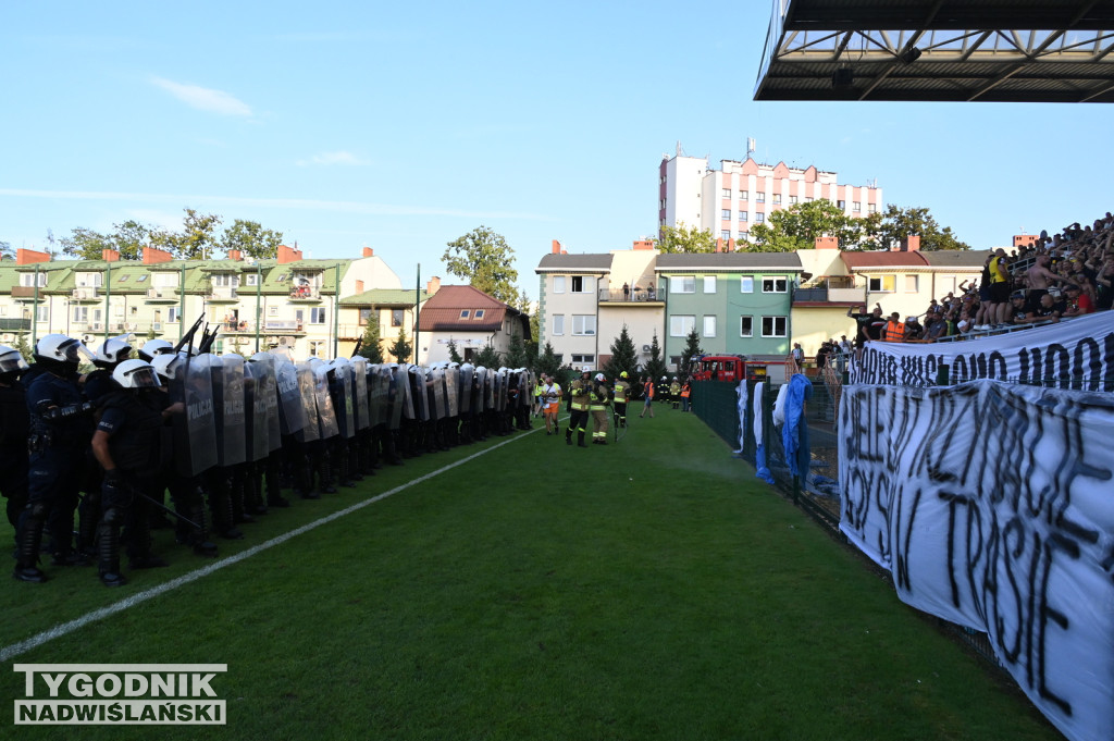 Zadyma na meczu Siarka Tarnobrzeg - Sandecja