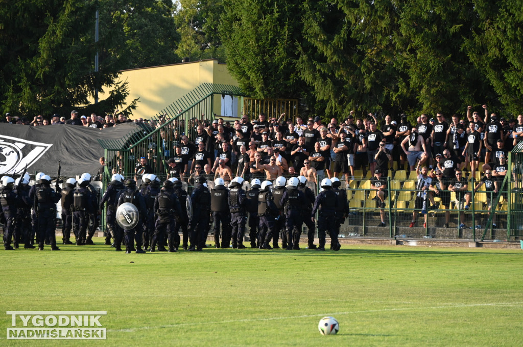 Zadyma na meczu Siarka Tarnobrzeg - Sandecja