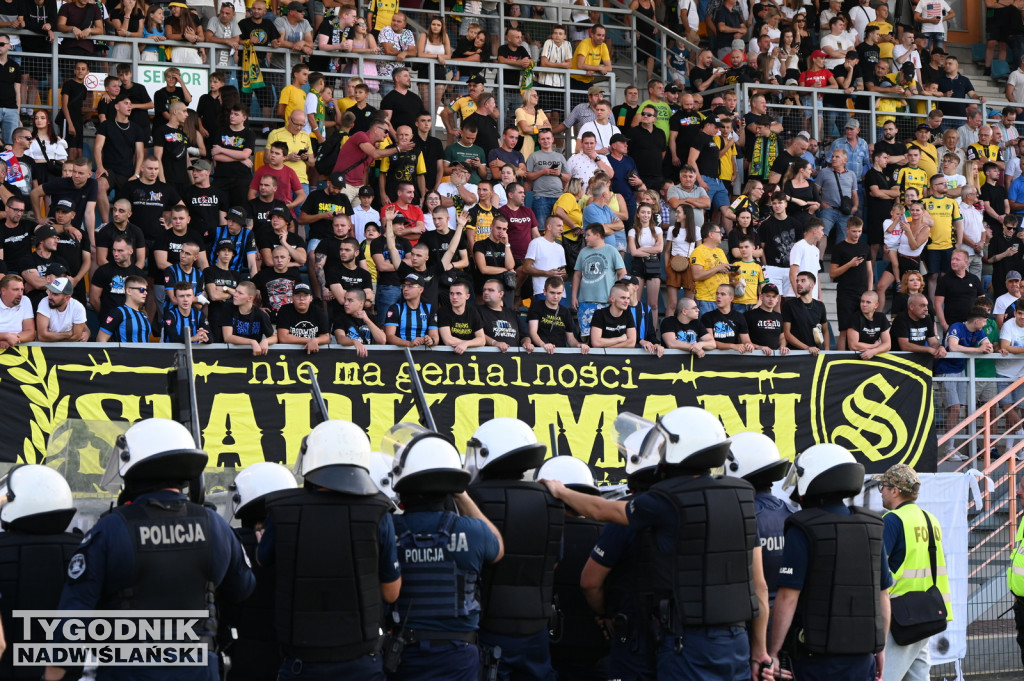 Zadyma na meczu Siarka Tarnobrzeg - Sandecja